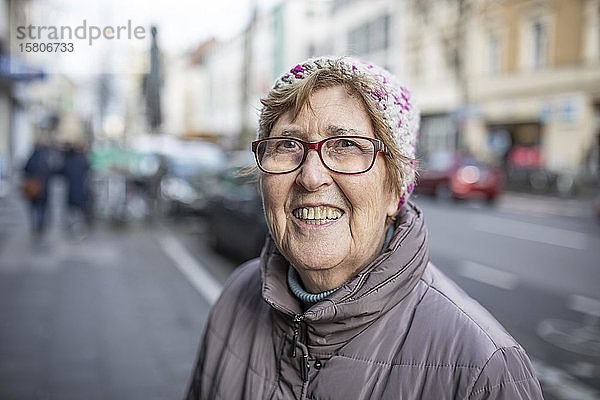 Seniorin mit Brille und Mütze  Portrait in der Stadt  Köln  Nordrhein-Westfalen  Deutschland  Europa
