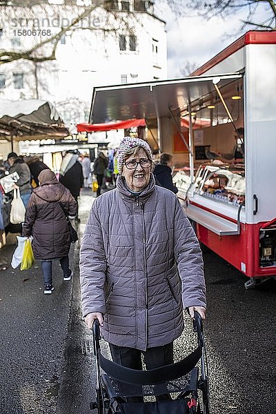 Seniorin mit Rollator auf dem Wochenmarkt  Köln  Nordrhein-Westfalen  Deutschland  Europa