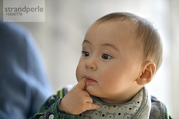 Kleinkind  6 Monate  multiethnisch  Porträt  nachdenklich  Baden-Württemberg  Deutschland  Europa