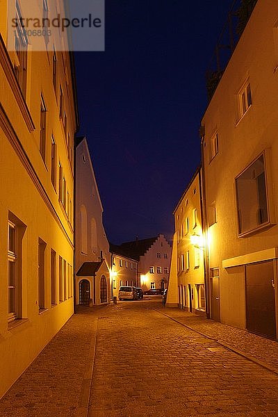 Blaue Stunde in Neuötting  historische Altstadt  Gasse  Gassenbeleuchtung  Oberbayern  Bayern  Deutschland  Europa