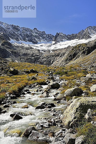 Damma-Gletscher vor einem Wildbach in herbstlicher Umgebung  Göscheneralp  Kanton Uri  Schweiz  Europa