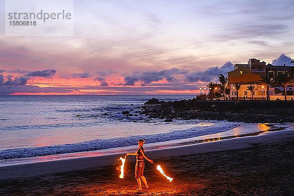 Frau mit Fackeln tanzt in der Abenddämmerung am Strand von La Playa  Valle Gran Rey  La Gomera  Kanarische Inseln  Spanien  Europa