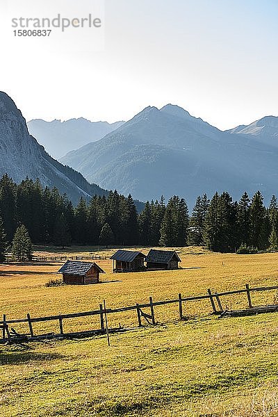 Almhütten auf einer Wiese  Alpine Landschaft  Ehrwalder Alm  Mieminger Kette  Tirol  Österreich  Europa