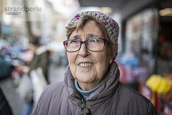 Seniorin mit Brille und Mütze  Portrait in der Stadt  Köln  Nordrhein-Westfalen  Deutschland  Europa