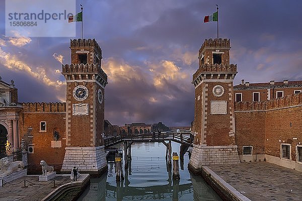 Das Tor Ingresso all'Acqua des Arsenals im Abendlicht  Venedig  Venetien  Italien  Europa