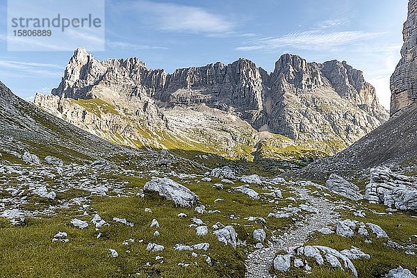 Wanderweg  Sorapiss-Rundweg  Grat im Rücken  Monte Punte Tre Sorelle  Dolomiten  Belluno  Italien  Europa