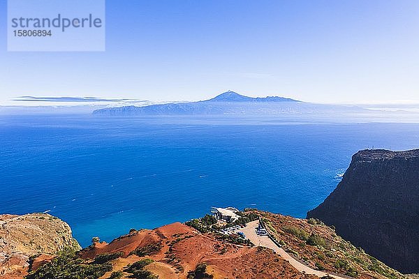 Aussichtspunkt Mirador de Abrante mit Skywalk  hinter Teneriffa  bei Agulo  Drohnenbild  La Gomera  Kanarische Inseln  Spanien  Europa
