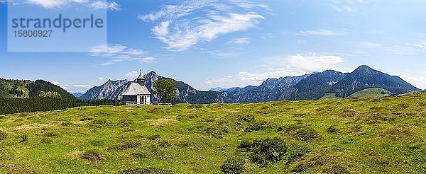 Alpenlandschaft  Postalmkapelle mit Rinnkogel  Postalm  Strobl  Salzkammergut  Österreich  Europa