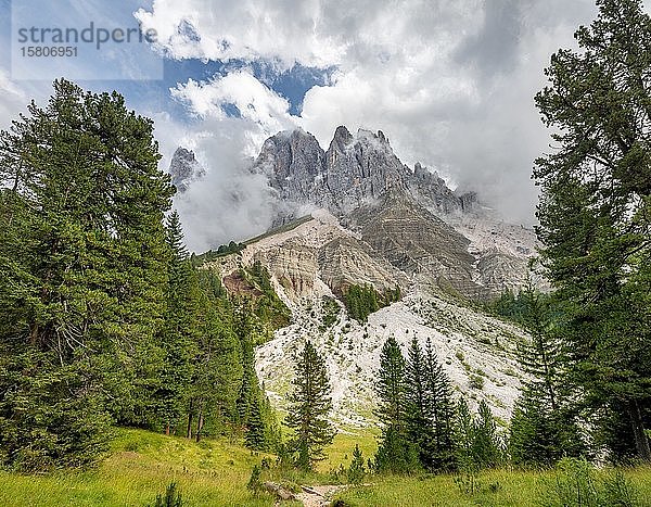 Berggipfel der Geislergruppe  Naturpark Puez-Geisler  Südtirol  Italien  Europa