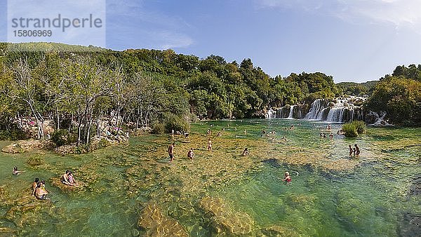 Touristen beim Baden am Wasserfall Skradinski Buk  Nationalpark Krka  Region Sibenik-Knees  Dalmatien  Kroatien  Europa