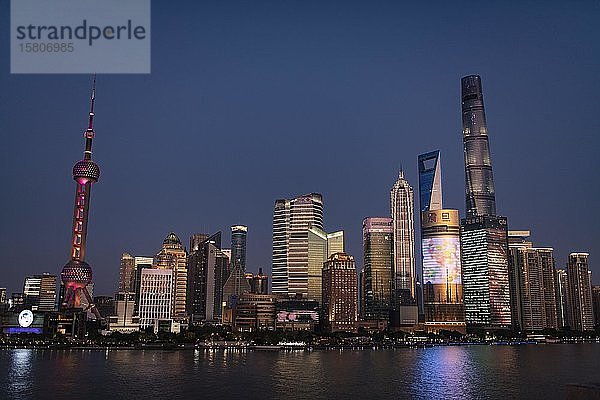 Skyline mit Hochhäusern  Abenddämmerung  Pudong  Shanghai  China  Asien