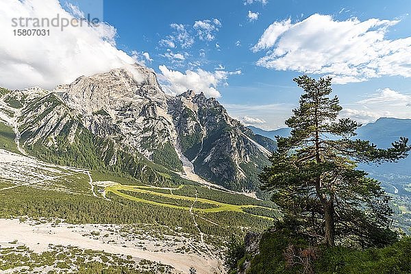 Blick vom Wanderweg zum Rifugio San Marco  Berge Cima Belprà  San Vito di Cadore  Belluno  Italien  Europa