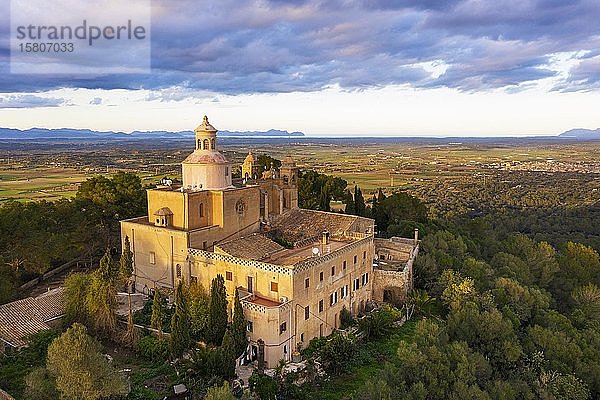 Kloster Santuari de Bonany im Abendlicht  bei Petra  Drohnenaufnahme  Mallorca  Balearen  Spanien  Europa