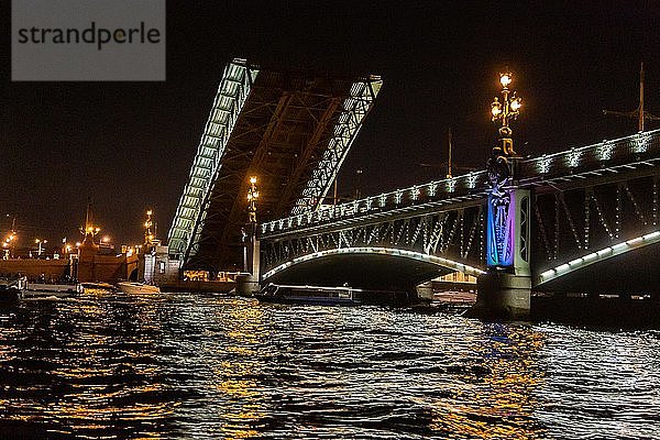 Geöffnete Dreifaltigkeitsbrücke über die Newa bei Nacht  St. Petersburg  Russland  Europa