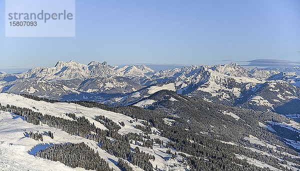 Blick von der Hohen Salve  rechts Kitzbühler Horn  links Loferer Steinberge  Bergpanorama im Winter  Skigebiet SkiWelt Wilder Kaiser Brixental  Brixen im Thale  Tirol  Österreich  Europa