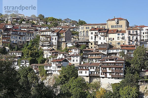 Blick auf die alten Stadthäuser auf dem Hügel  Veliko Tarnovo  Provinz Veliko Tarnovo  Bulgarien  Europa