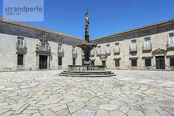 Largo do Paco  Erzbischöflicher Palasthof mit dem Chafariz dos Castelos  Braga  Minho  Portugal  Europa
