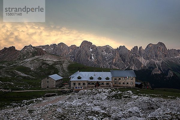 Abendstimmung im Schlernhaus mit Blick auf den Rosengarten  Südtiroler Dolomiten  Südtirol  Italien  Europa