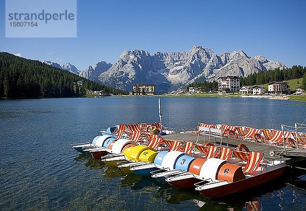 Tretboote auf dem Misurina-See mit der Sorapiss-Berggruppe  Dolomiten  Provinz Belluno  Italien  Europa