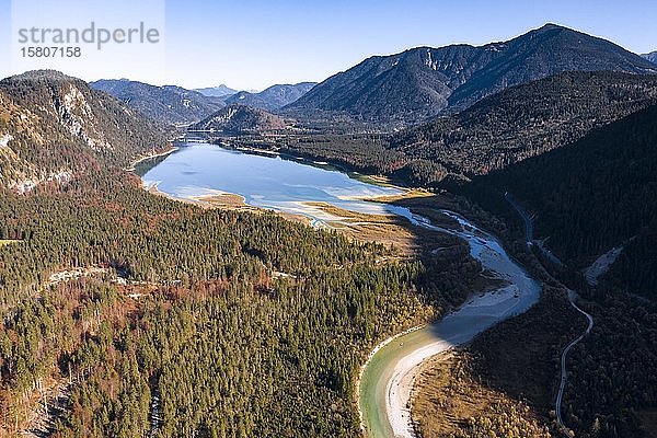 Luftaufnahme  Wildflussbett  Isar mündet in Sylvenstein-Stausee  Wildflusslandschaft Isartal  Bayern  Deutschland  Europa