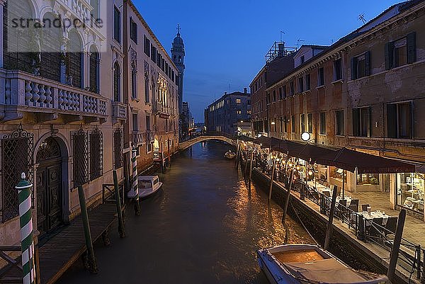 Abendstimmung mit Restaurant am Kanal  im Hintergrund der Turm der Kirche Santa Maria della Pietà  Venedig  Venetien. Italien