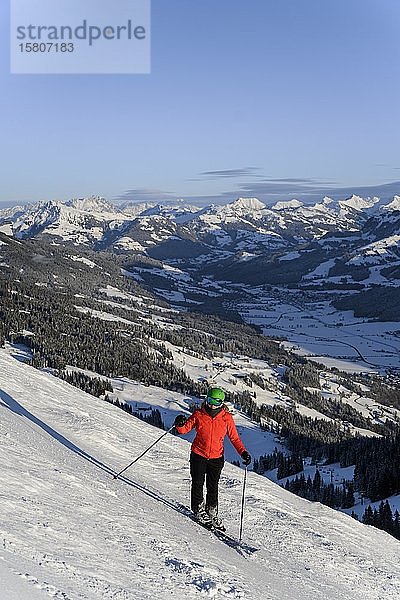 Skifahrer auf der Skipiste stehend  Bergpanorama im Hintergrund  SkiWelt Wilder Kaiser  Brixen im Thale  Tirol  Österreich  Europa