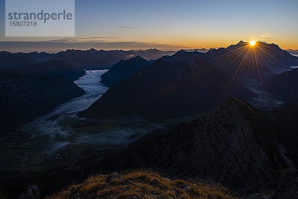 Sonnenaufgang über den Lechtaler Alpen mit Nebel im Tal  Berwang  Lechtal  Außerfern  Tirol  Österreich  Europa