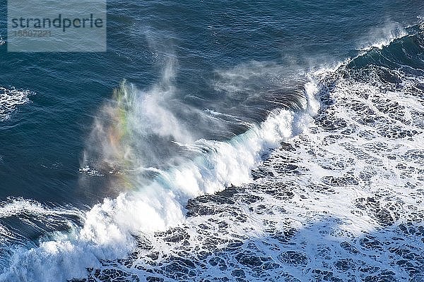 Stürmischer Atlantik  Wellen mit Regenbogen