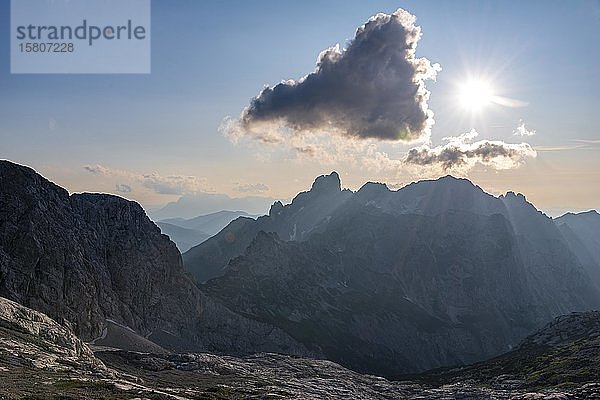 Abendstimmung  Berge  Bergsilhouette  Sonne scheint hinter Wolken  Gosaukamm  Salzkammergut  Oberösterreich  Österreich  Europa