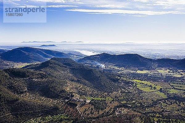 Blick vom Puig d'Alaro  bei Alaro  Serra de Tramuntana  Luftbild  Mallorca  Balearen  Spanien  Europa