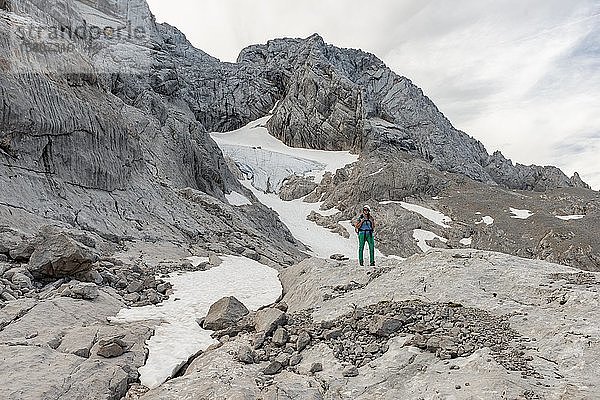 Wanderer schaut auf alpine Landschaft  Schneelochgletscher  Niederes Kreuz  Dachstein  Salzkammergut  Oberösterreich  Österreich  Europa