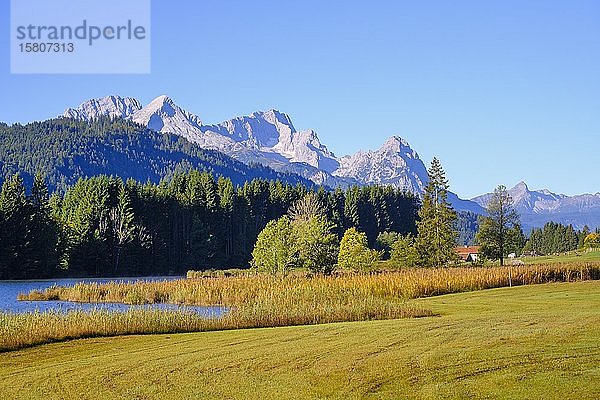 Geroldsee und Wettersteingebirge mit Zugspitze  bei Krün  Werdenfelser Land  Oberbayern  Bayern  Deutschland  Europa