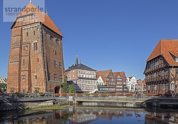 Turm Abtswasserkunst  Fachwerkhäuser Am Stintmarkt und Restaurant Lüner Mühle  Altstadt  Lüneburg  Niedersachsen  Deutschland  Europa