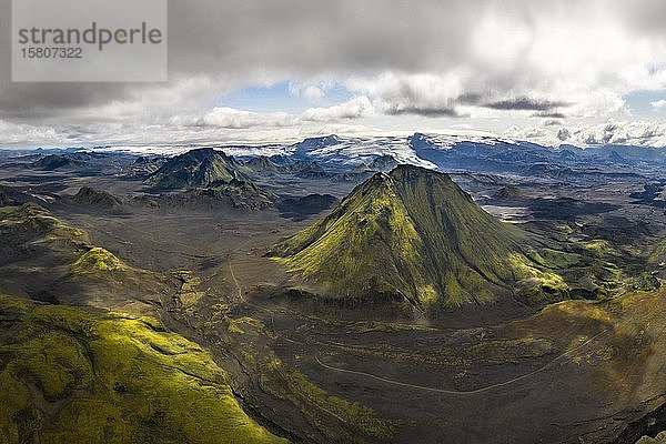 Luftaufnahme  mit Moos bewachsene Berge  im Hintergrund der Gletscher Myrdalsjökull  Isländisches Hochland  Island  Europa