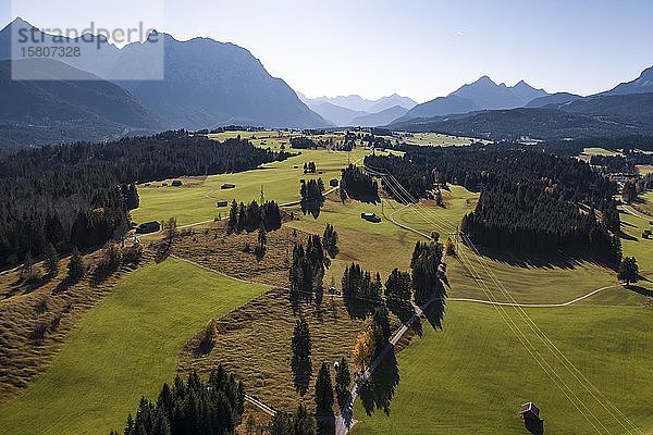 Luftaufnahme  Bayerisches Voralpenland  Werdenfelser Land  Wettersteingebirge  Oberbayern  Bayern  Deutschland  Europa