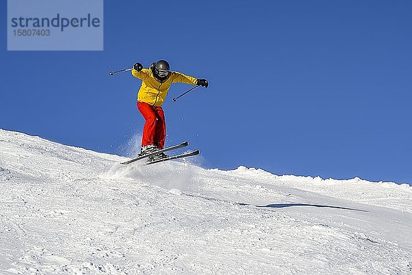 Skifahrer springen auf der Skipiste  Abfahrt Hohe Salve  SkiWelt Wilder Kaiser Brixenthal  Hochbrixen  Tirol  Österreich  Europa