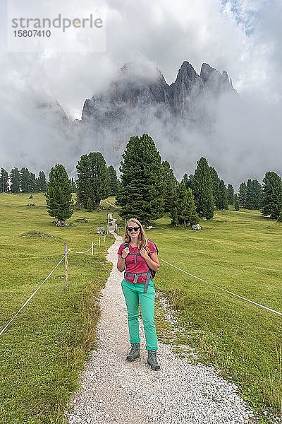 Junge Frau  Wanderin auf einem Wanderweg  im Rücken Sass Rigais  Parco Naturale Puez Odle  Südtirol  Italien  Europa