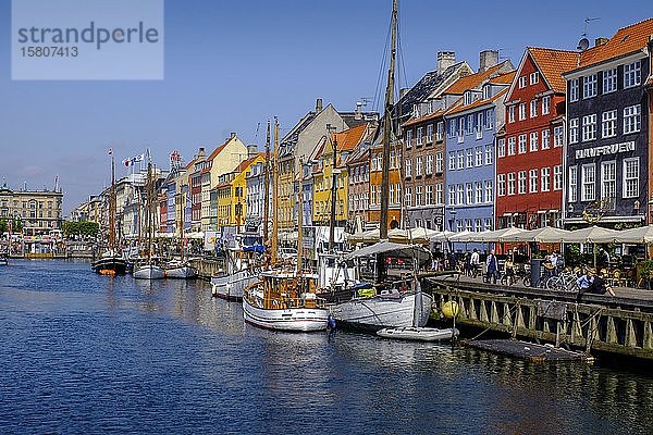 Bunte Häuser und Segelboote am Nyhavn-Kanal  Kopenhagen  Dänemark  Europa