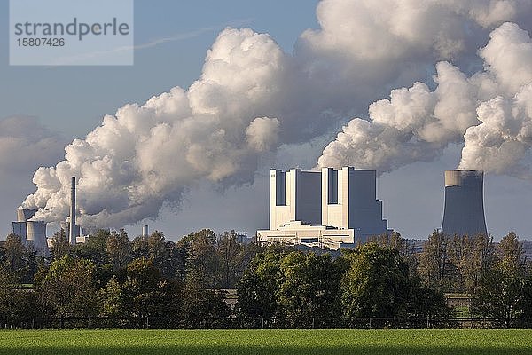 RWE Power AG  Kraftwerk Neurath  Braunkohlenkraftwerk  dampfende Schornsteine  Kohleausstieg  Neurath  Rheinisches Braunkohlerevier  Nordrhein-Westfalen  Deutschland  Europa
