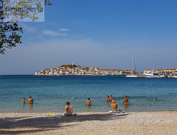 Strand  Primosten  Kroatische Adriaküste  Mitteldalmatien  Dalmatien  Kroatien  Europa