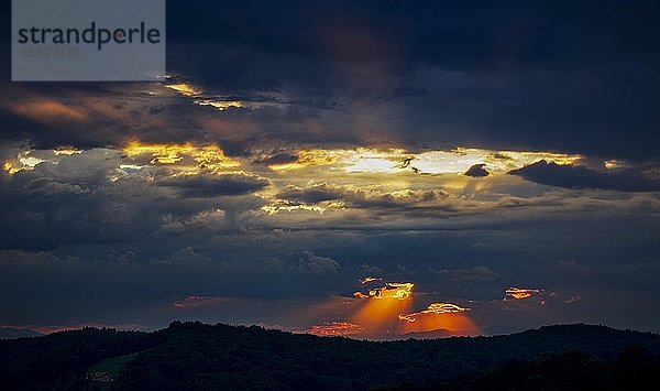 Wolkenstimmung  Sonnenuntergang in Bad Gleichenberg  Steirisches Thermenland  Steiermark  Österreich  Europa