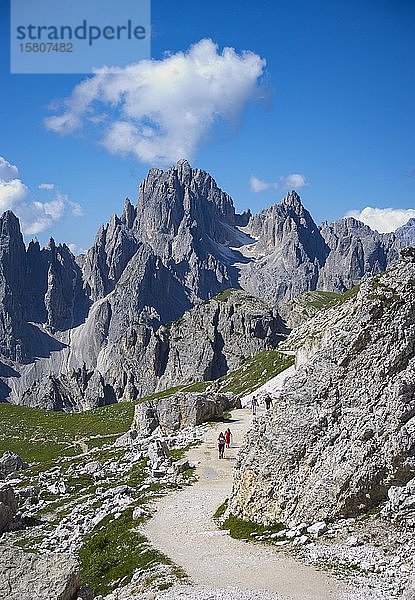 Bergwanderer  Berggruppe Cadini in den Sextner Dolomiten  Provinz Belluno  Italien  Europa