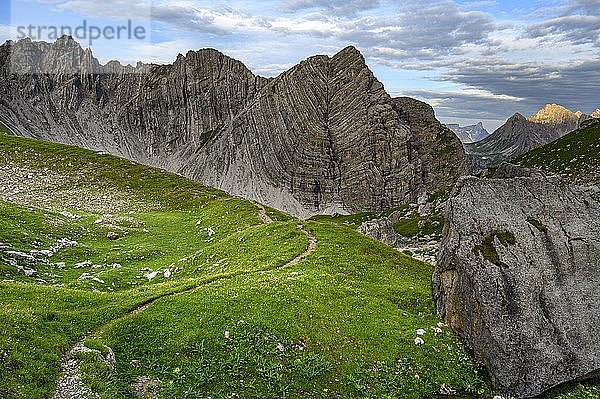 Bergweg mit Guffelspitze und Lechtaler Alpen im Morgenlicht Gramais  Lechtal Außerfern  Tirol  Österreich  Europa