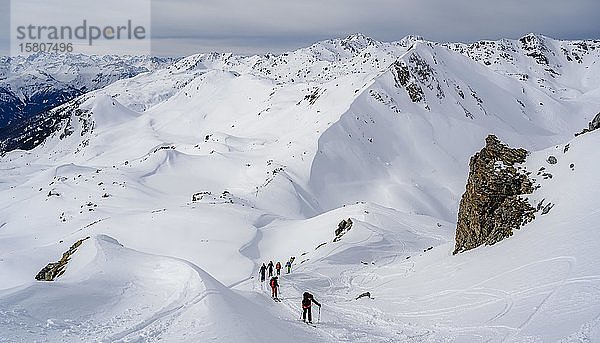 Skitourengeher im Schnee  Aufstieg zu den Klammspitzen  hinter der Mölser Sonnenspitze  Wattentaler Lizum  Tuxer Alpen  Tirol  Österreich  Europa