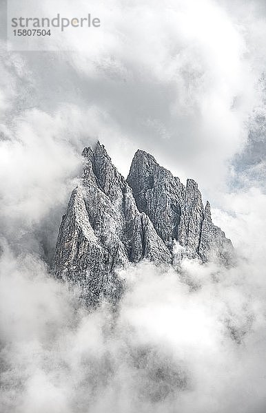 Bewölkte Berggipfel der Geislergruppe  Geislerspitzen  Villnösstal  Dolomiten  Südtirol  Italien  Europa