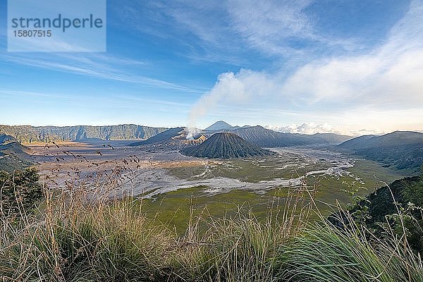 Blick auf Vulkanlandschaft  Vulkane  rauchender Vulkan Gunung Bromo  Mt. Batok  Mt. Kursi  Mt. Gunung Semeru  Bromo-Tengger-Semeru National Park  Java  Indonesien  Asien