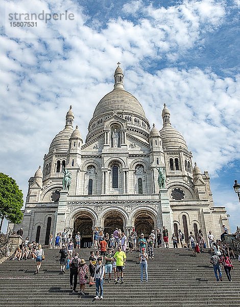Touristen auf den Stufen vor der Basilika Sacré-C?ur  Montmartre  Paris  Frankreich  Europa