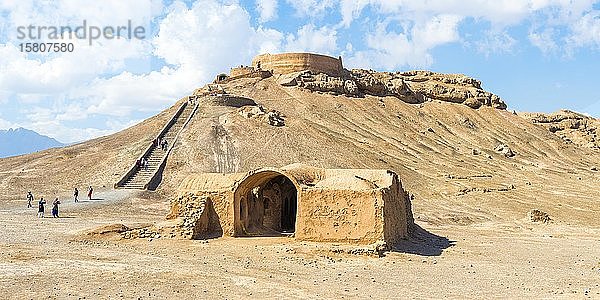 Ruinen von Ritualgebäuden vor dem zoroastrischen Turm des Schweigens Dakhmeh  Yazd  Iran  Asien