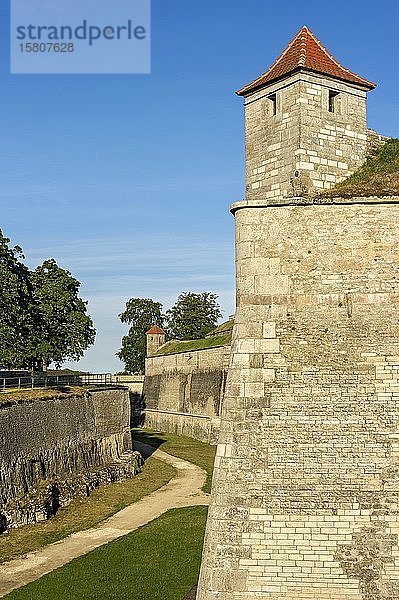 Wachhaus am Festungswall  Bastion Kaltes Eck  Bastion Rossmühle im Hintergrund  Renaissance-Festung Wülzburg  Weißenburg in Bayern  Altmühltal  Mittelfranken  Franken  Bayern  Deutschland  Europa