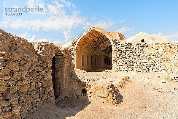 Ruinen von Ritualgebäuden in der Nähe des zoroastrischen Turms des Schweigens Dakhmeh  Yazd  Iran  Asien